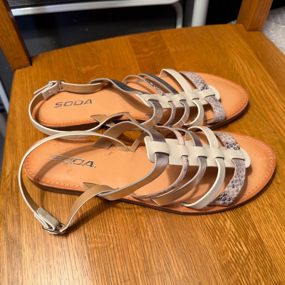 NEW snakeskin-print Silver  & white flat strappy sandals sz. 9 - Picture 2 of 4